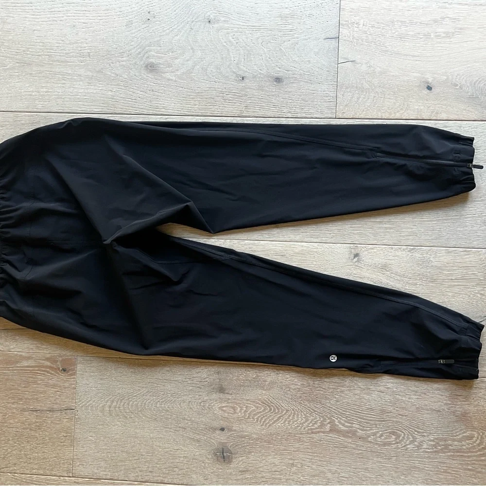 Lululemon women’s Black Jogger Pants - size 4